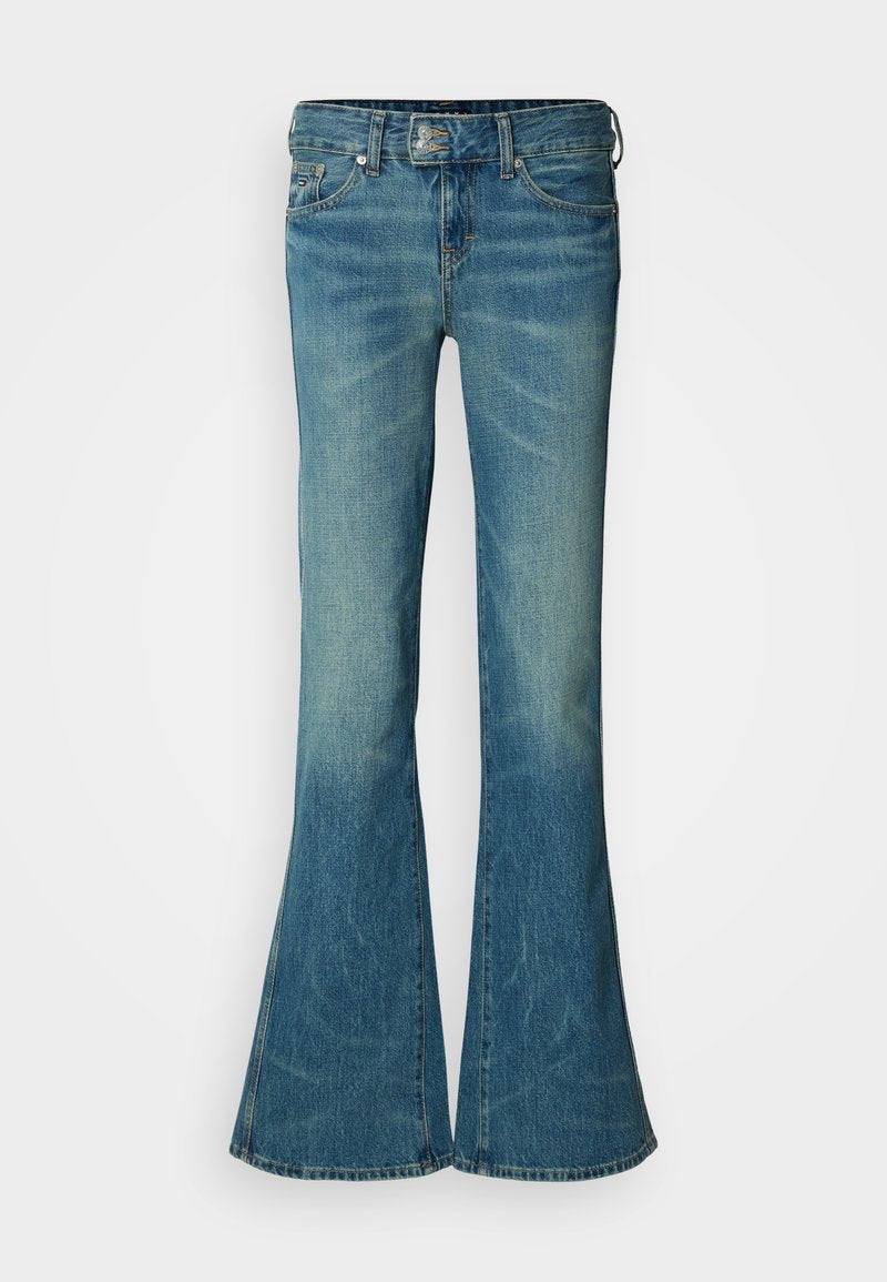 Ausgestellte blaue Denim-Jeans mit verblasster Optik, die ein klassisches Fünf-Taschen-Design und einen Metallknopfverschluss an der Taille aufweisen.