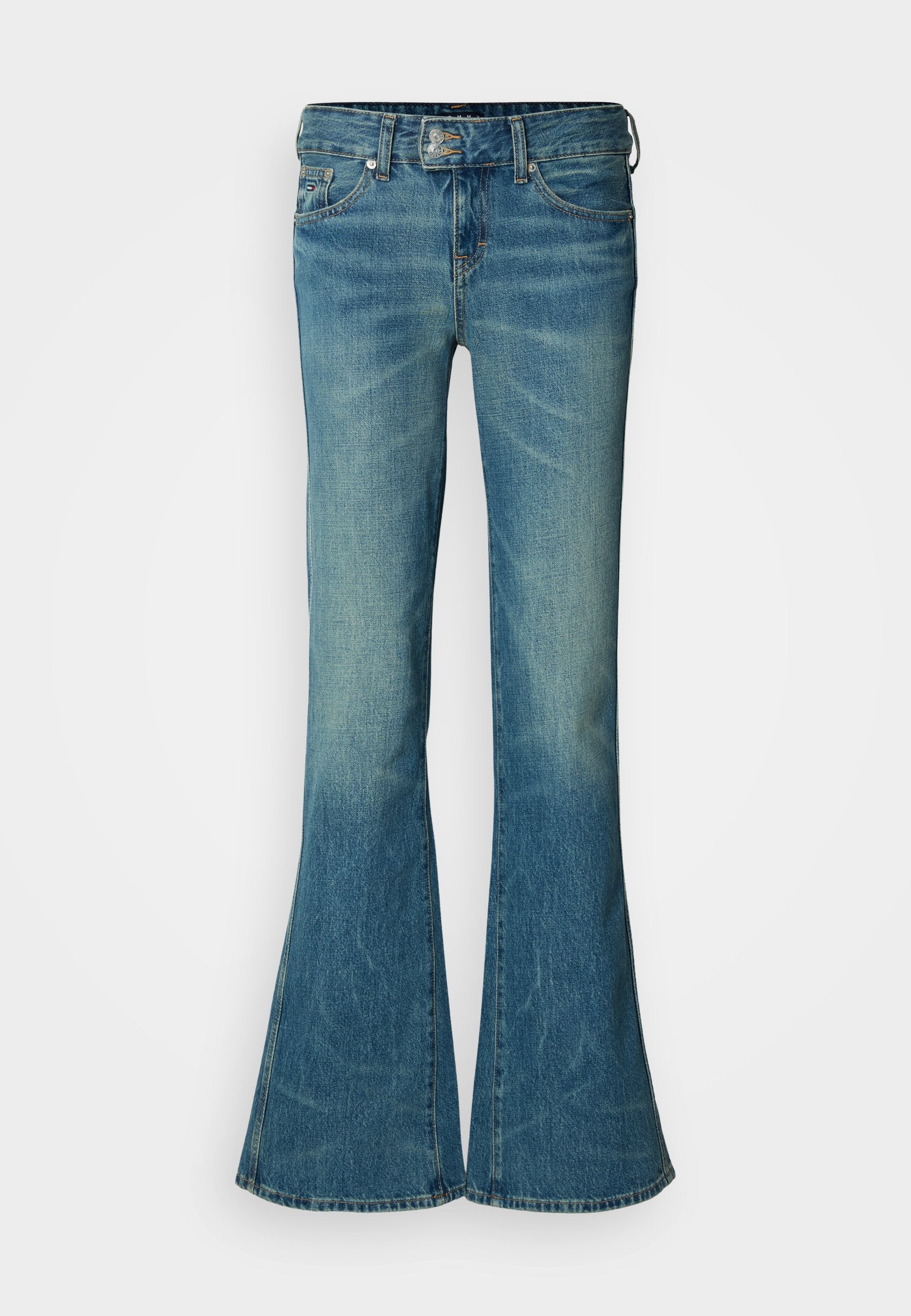 Ausgestellte blaue Denim-Jeans mit verblasster Optik, die ein klassisches Fünf-Taschen-Design und einen Metallknopfverschluss an der Taille aufweisen.