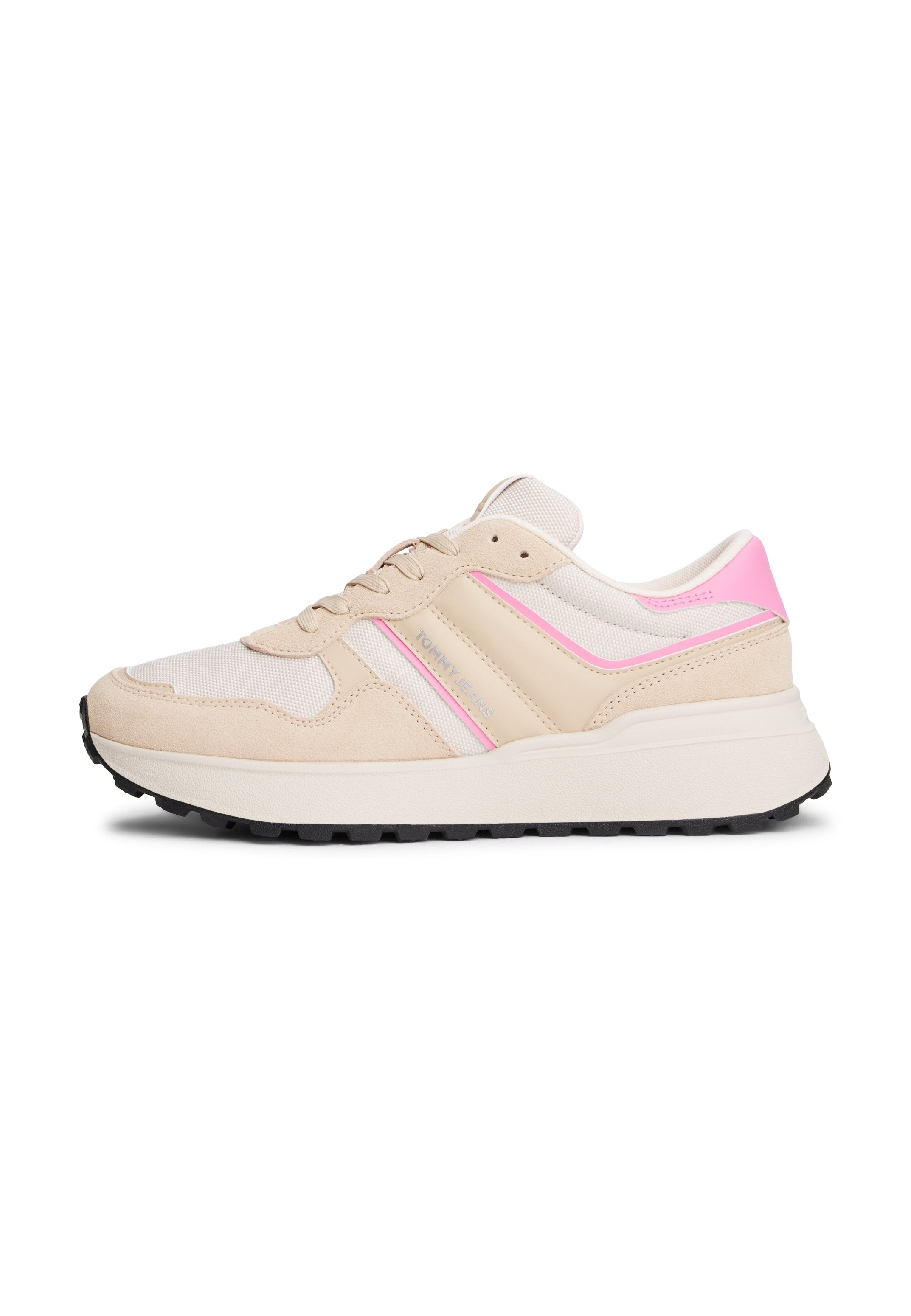Beige-rosa Sportschuhe mit einem Obermaterial aus Mesh, Wildledereinsätzen, abgerundeter Zehenpartie und einer strukturierten schwarzen Gummisohle.