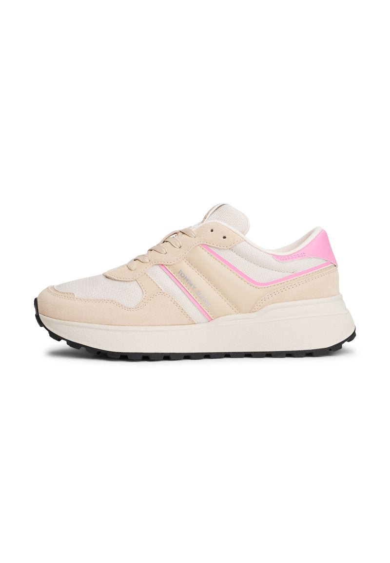 Beige-rosa Sportschuhe mit einem Obermaterial aus Mesh, Wildledereinsätzen, abgerundeter Zehenpartie und einer strukturierten schwarzen Gummisohle.