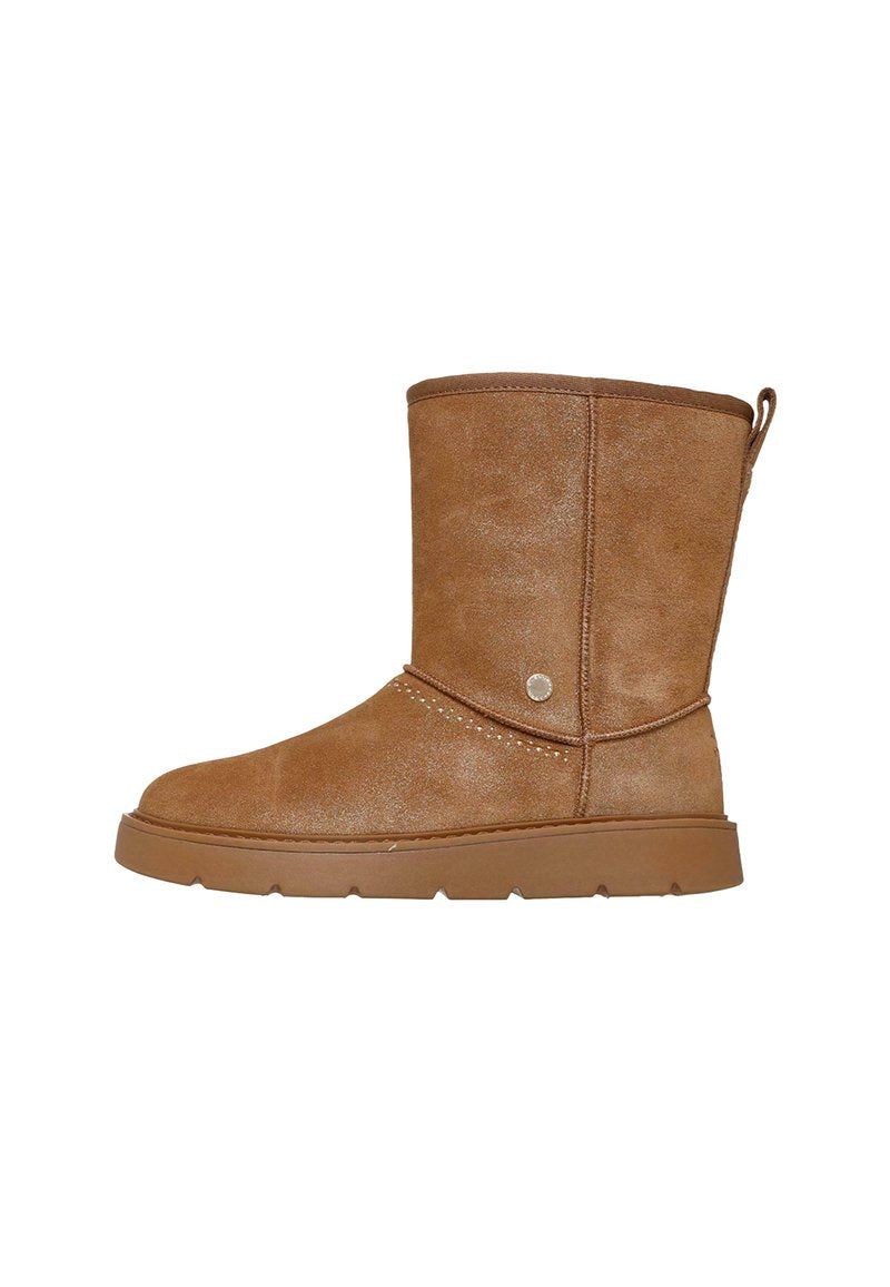 Hellbrauner Wildleder-Stiefelette mit rundem Zehenbereich, minimalen Nähten, seitlichem Logo-Akzent und strukturiertem Außenprofil. Verfügt über eine Zuglasche für einfaches An- und Ausziehen.