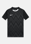 Schwarzes Nike-Kurzarmshirt mit Zickzack-Chevron-Muster, weißem Nike-Swoosh auf der Brust und weißen Akzenten an Kragen und unter den Armen.