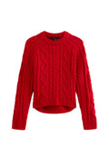 Roter gestrickter Pullover mit strukturiertem Zopfmuster, rundem Ausschnitt und langen Ärmeln. Kurze Passform mit rippenförmigen Saumdetails.