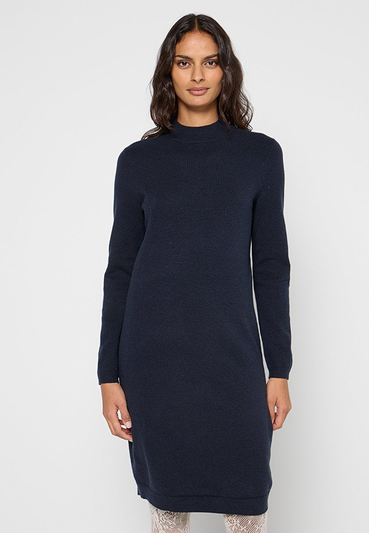 Dunkelblaues Strickkleid mit hohem Kragen und langen Ärmeln, das eine lockere Passform und gerippte Textur aufweist. Die Länge reicht bis zur Mitte des Oberschenkels.
