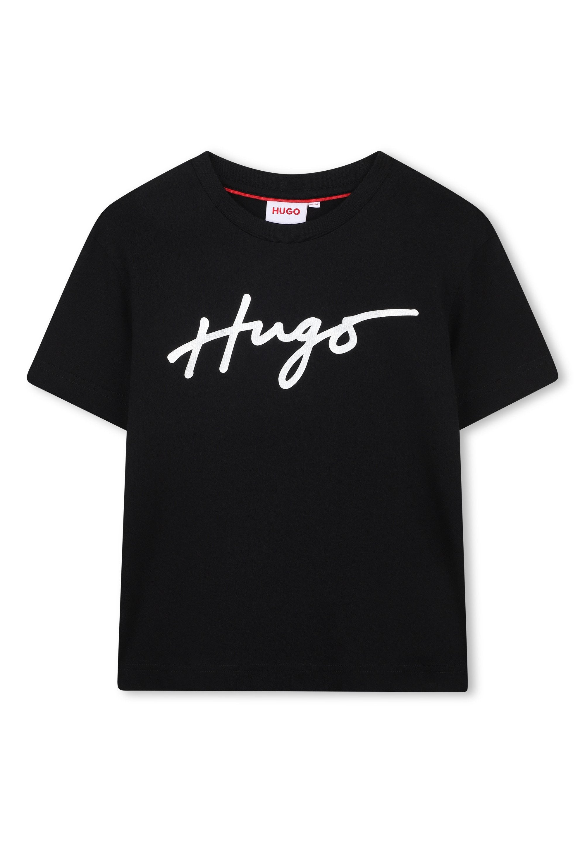 Schwarzes Baumwoll-T-Shirt mit einem weißen, geschwungenen "Hugo"-Logo auf der Vorderseite. Kurze Ärmel und runder Ausschnitt. Glatte Textur.