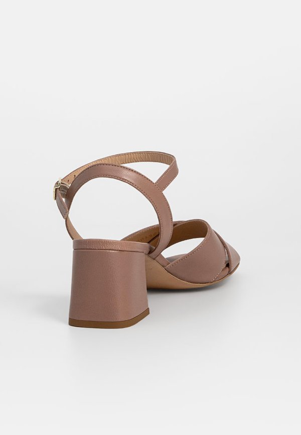 AIGNER COURTNEY