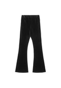 Schwarze Samt-weit geschnittene Hose mit elastischem Bund. Glatte Textur und fließender Schnitt, der vom Knie bis zum Saum verläuft.