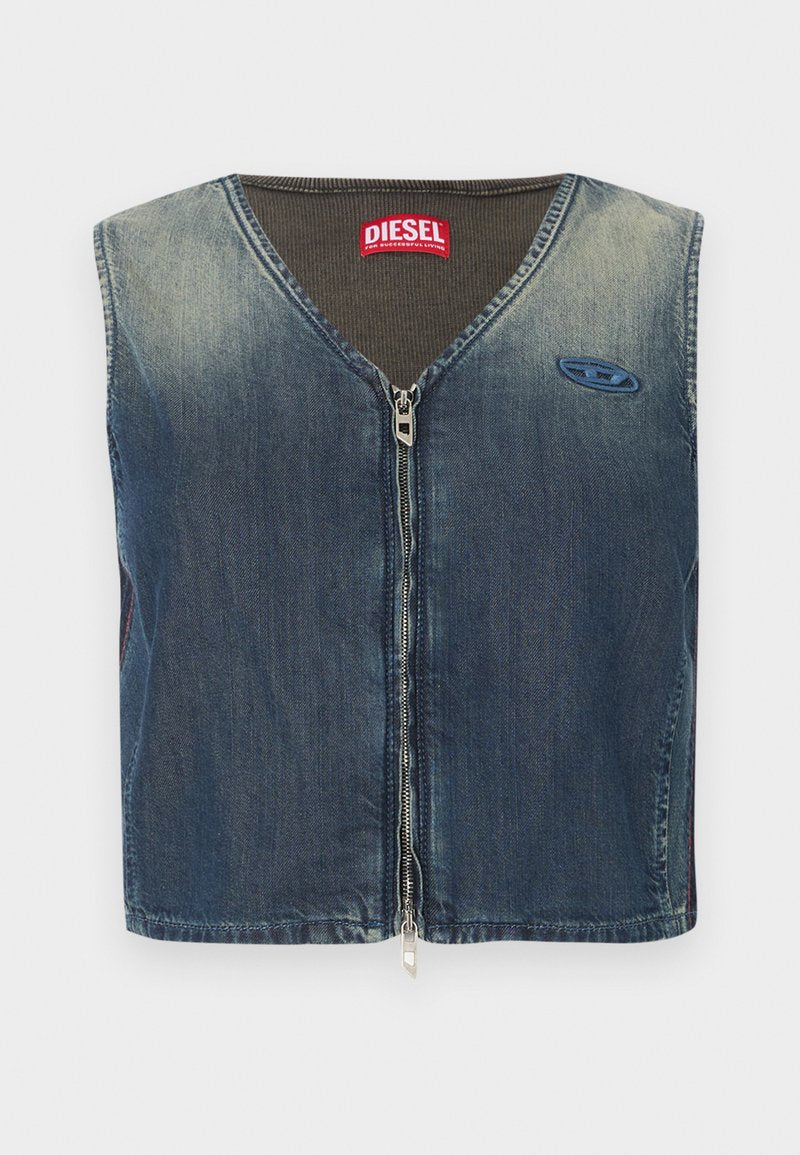 Jeansweste mit V-Ausschnitt und Reißverschluss vorne, mit einem gerippten Texturmuster am Kragen und einem Logoaufnäher auf der linken Seite.