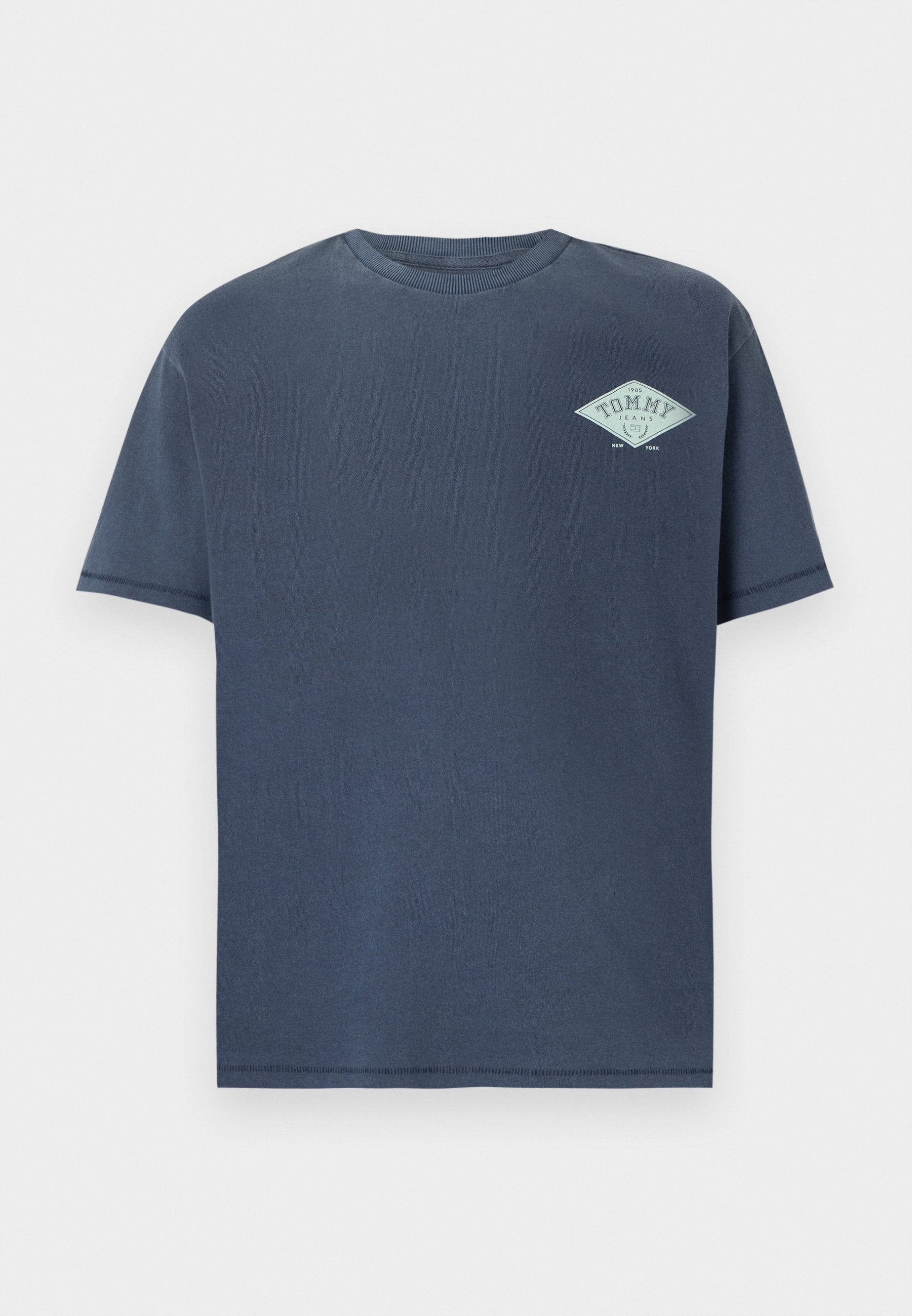 Navyblaue Baumwoll-T-Shirt mit Rundhalsausschnitt und kurzen Ärmeln. Mit einem hellblauen Diamantlogo auf der linken Brust. Weiche Textur.