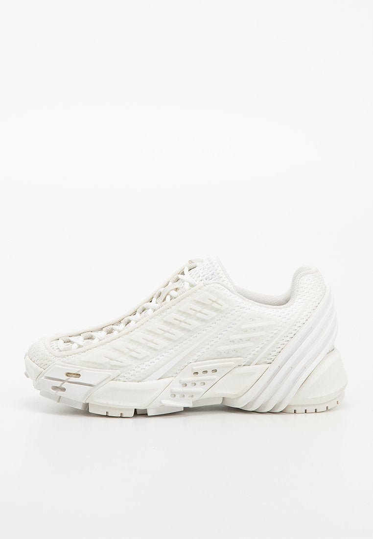 Weißer Sportschuh mit einem strukturierten Mesh-Obermaterial, geschichteter Gestaltung und Gummisohle. Verfügt über Schnürsenkel, mit Perforationen und kontrastierenden Akzenten.