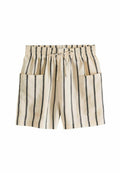 Beige gestreifte Shorts mit einem elastischen Bund und Kordelzug. Zwei seitliche Taschen, aus leichtem Stoff gefertigt. Vertikale, dunkle Streifen.