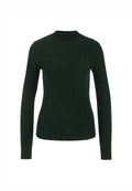 Grüner Pullover mit langen Ärmeln und hohem Kragen, der ein strukturiertes Strickmuster und ein figurbetontes Design aufweist.