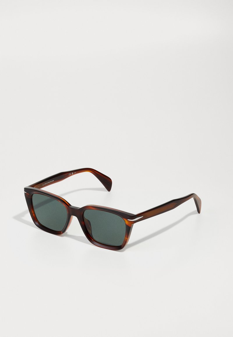 Schildpatt-Sonnenbrille mit quadratischen Gläsern, dunkelgrünem Farbton und strukturierten Bügeln. Merkmale feine vertikale Streifen an der Fassung.