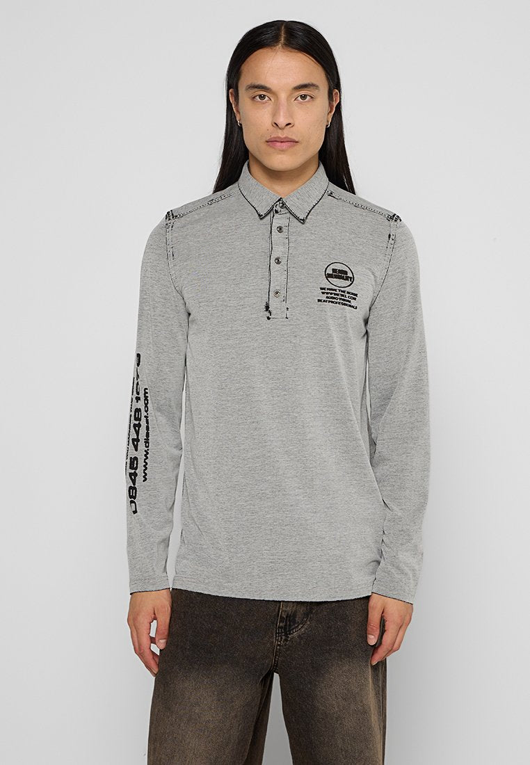Langärmliges Poloshirt aus leichtem grauen Baumwollmaterial, mit Knopfleiste, gesticktem Logo und schwarzem Text entlang des linken Ärmels.