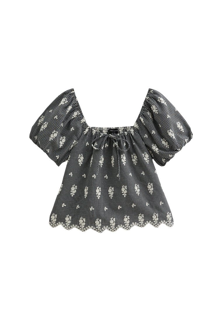 Schwarz-weiße karierte Bluse mit kurzen Puffärmeln, einem gewellten Saum und floralen Akzenten. Kordelzug-Ausschnitt für eine verstellbare Passform.