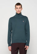 Dunkeltürkiser Rollkragenpullover in strukturiertem Strick, mit einem kleinen, auf der Brust gestickten Logo sowie gerippten Bündchen und Saum.