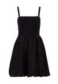 Schwarzes Kleid mit dünnen Trägern und einem gerafften Oberteil. Weit schwingender, ballonförmiger Rock, aus leichtem Stoff mit strukturierter Optik.