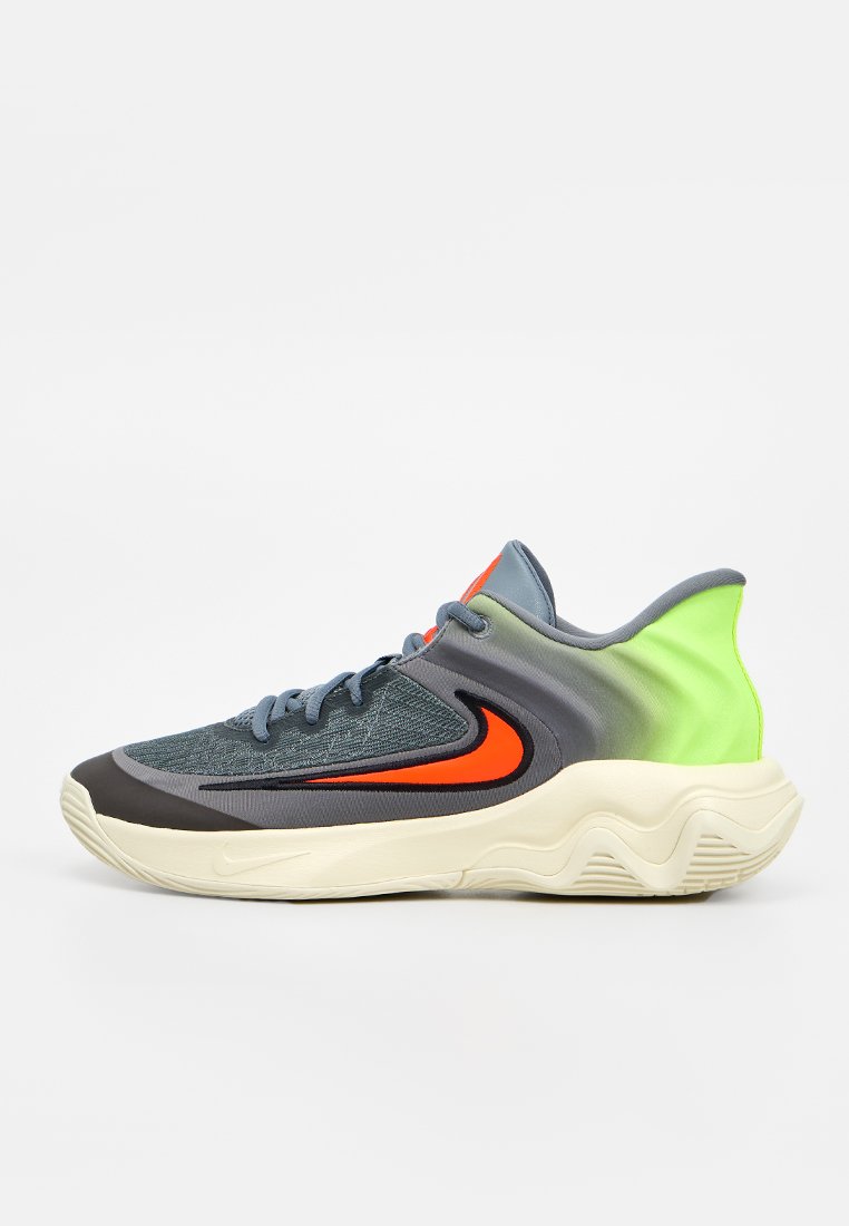 Herrensport-Sneaker in Grau mit orangefarbenem Logo, neongrünem Fersenbereich, weißer wellenförmiger Sohle und passenden grauen Schnürsenkeln, Seitenansicht auf weißem Hintergrund.
