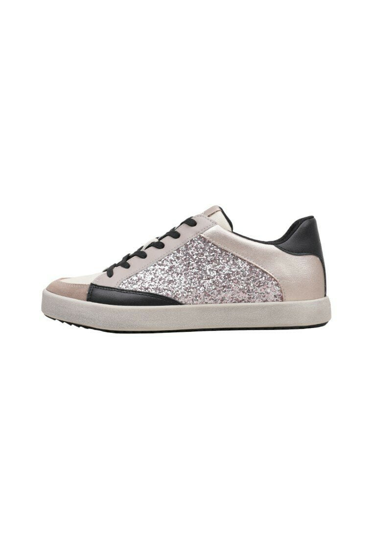 Turnschuhe mit einer schwarzen Lederferse, einem pinkfarbenen und metallisch silbernen Obermaterial sowie einem glitzernden Seitenelement; Gummisohle; Schnürdesign.