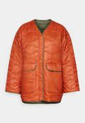 Gepolsterte Jacke mit orangefarbener Außenseite, grüne Fütterung und gestepptem Wellenmuster. Verfügt über einen V-Ausschnitt, zwei vordere Taschen und kontrastierende Verzierungen.