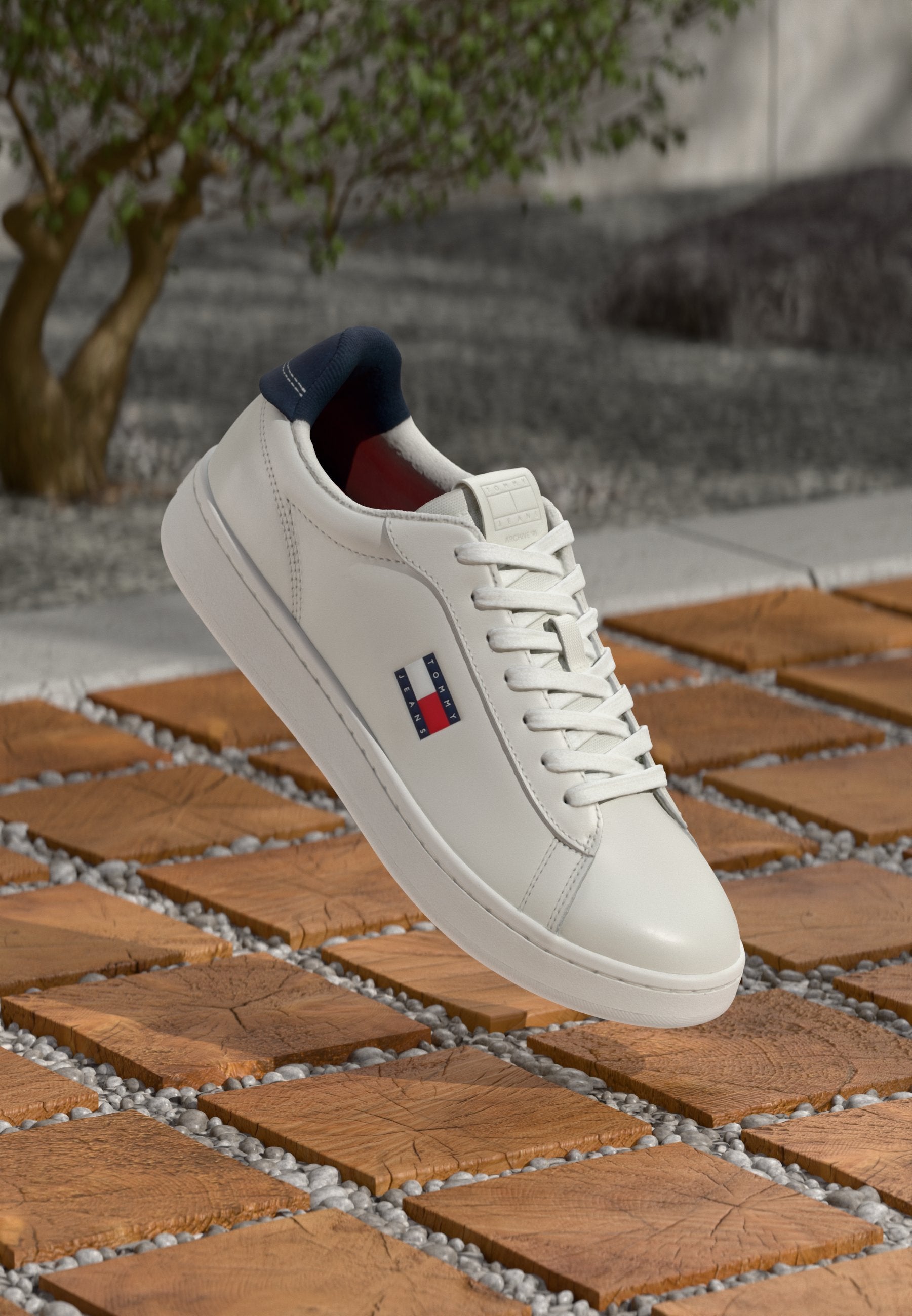 Weißes Leder-Sneaker mit runder Zehenpartie, flachen Schnürsenkeln und Logodetail. Mit einem Marinekragen und roten Akzenten. Glatte Textur, Gummisohle.