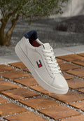 Weißes Leder-Sneaker mit runder Zehenpartie, flachen Schnürsenkeln und Logodetail. Mit einem Marinekragen und roten Akzenten. Glatte Textur, Gummisohle.