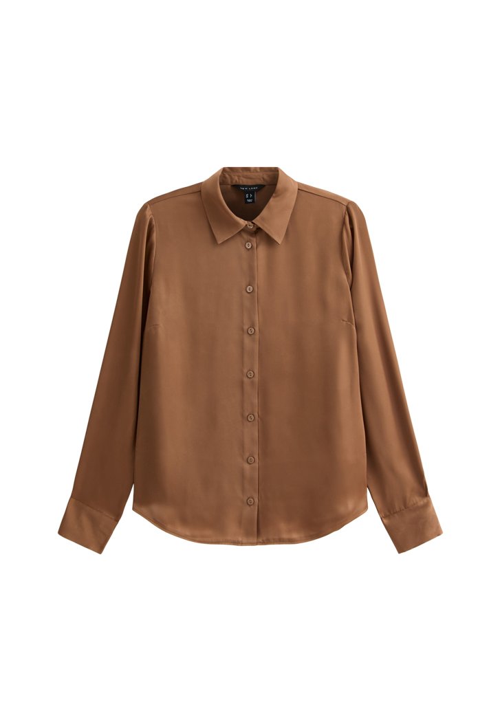 Braune Satinbluse mit Kragen, langen Ärmeln, Knopfleiste und abgerundetem Saum. Verfügt über eine glatte Textur und ein minimalistisches Design.