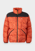 Puffjacke mit einem orangefarbenen Blumenmuster, schwarzen Schultern, Reißverschluss vorne und zwei seitlichen Taschen mit kontrastierendem schwarzen Besatz.