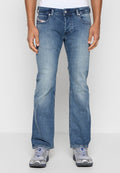 Hellblaue Denim-Jeans mit geradem Bein, fünf Taschen und dezentem Used-Look. Verfügt über einen Metallknopf und ein Markenetikett auf der Tasche.
