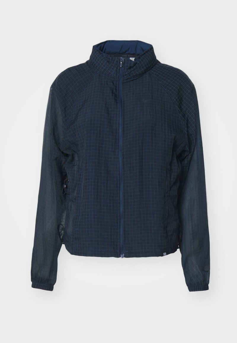 Marineblaue leichte Jacke mit einem Karomuster, hohem Kragen, Reißverschluss vorn und verstellbaren Seitenzügen aus glattem, durchsichtigem Material.