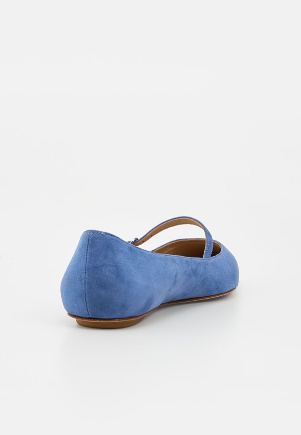 Stuart Weitzman EMILIA