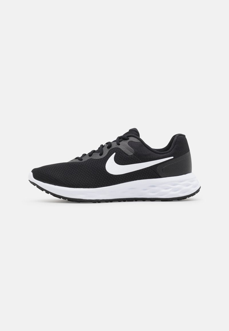 Schwarzer Sportschuh mit einem atmungsaktiven Mesh-Obermaterial, weißem Swoosh-Logo, gepolstertem weißen Zwischensohlen und schwarzer Gummisohle.