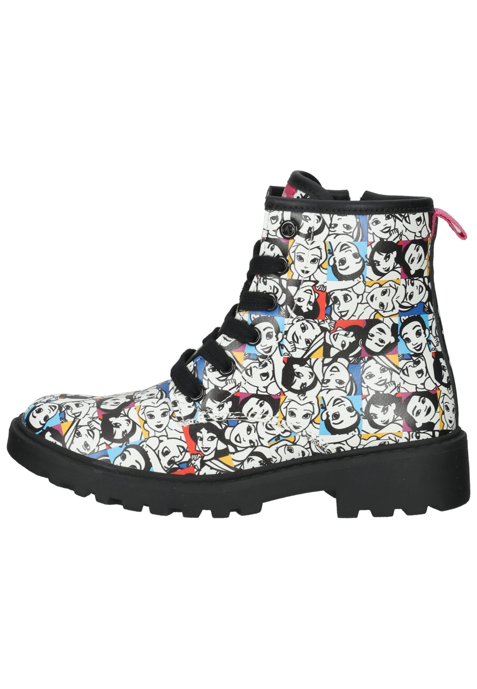 Schwarze und weiße Knöchelstiefel mit einem Muster aus Cartoon-Gesichtern, akzentuiert in Blau, Rot und Gelb. Dicke schwarze Sohle und Schnürsenkel.
