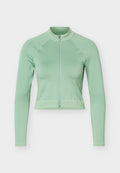 Hellgrüne, kurz geschnittene Jacke mit langen Ärmeln, Frontreißverschluss und Stehkragen, auf weißem Hintergrund dargestellt.