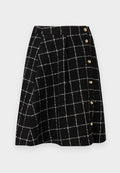 Schwarzer Tweed-Rock mit einem weißen Karomuster, ausgestelltem Design und goldfarbenen Knopfdetails an der Seite.