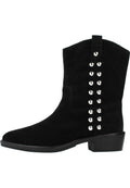 Schwarze Wildleder-Ankle Boots mit einem kurzen Blockabsatz, die an der Außenseite mit silbernen Nieten verziert sind und eine Zuglasche an der Rückseite für ein einfaches Anziehen haben.