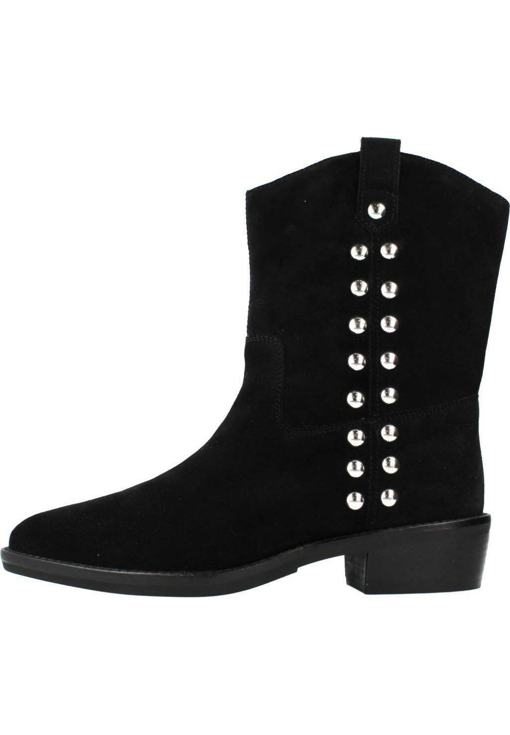 Schwarze Wildleder-Ankle Boots mit einem kurzen Blockabsatz, die an der Außenseite mit silbernen Nieten verziert sind und eine Zuglasche an der Rückseite für ein einfaches Anziehen haben.