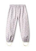 Hellviolette Hose mit floralem Muster in Grün und Lavendel. Elastischer Bund und Bündchen, mit zwei runden Schlaufen am Saum.