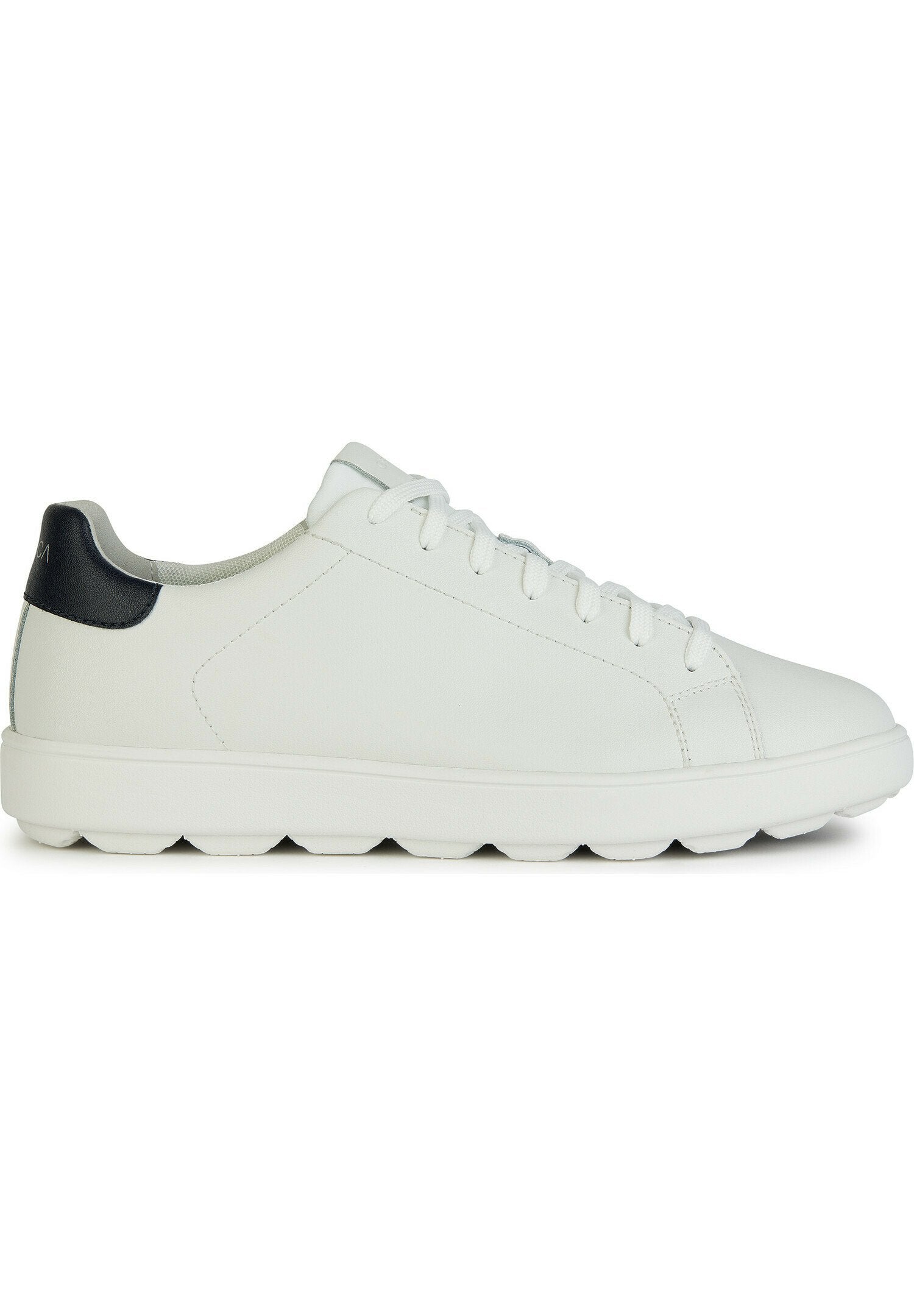 Weißer Sneaker aus glattem Leder mit schwarzem Fersenakzent, ausgestattet mit einer runden Zehenform, schnürbarem Verschluss und einer dicken Gummisohle mit abgerundeten Kanten.