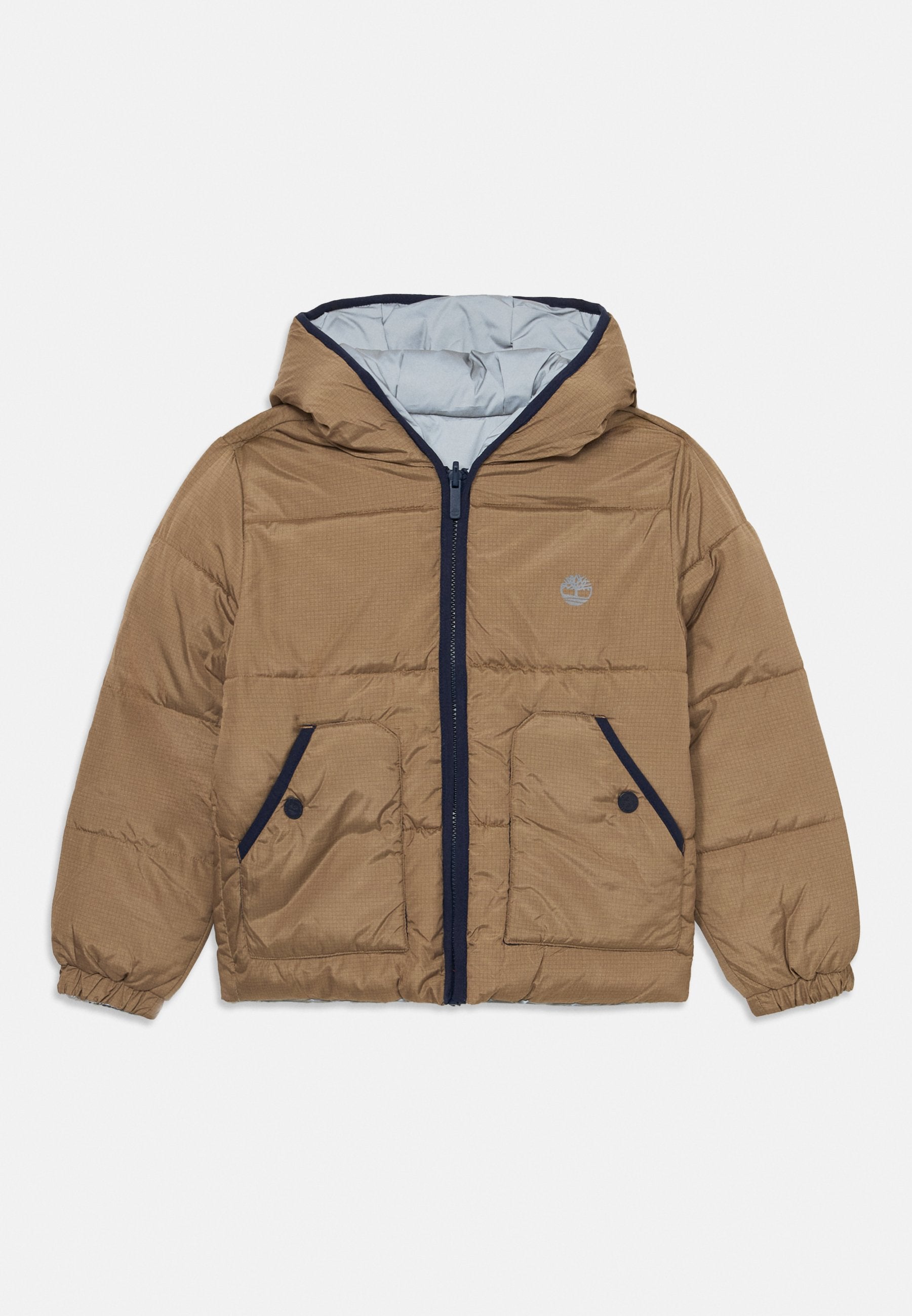 Braune Pufferjacke mit einem Vorderreißverschluss, abnehmbarer Kapuze und marineblauen Akzenten. Sie verfügt über zwei Vorderaschen und eine gemusterte Textur.