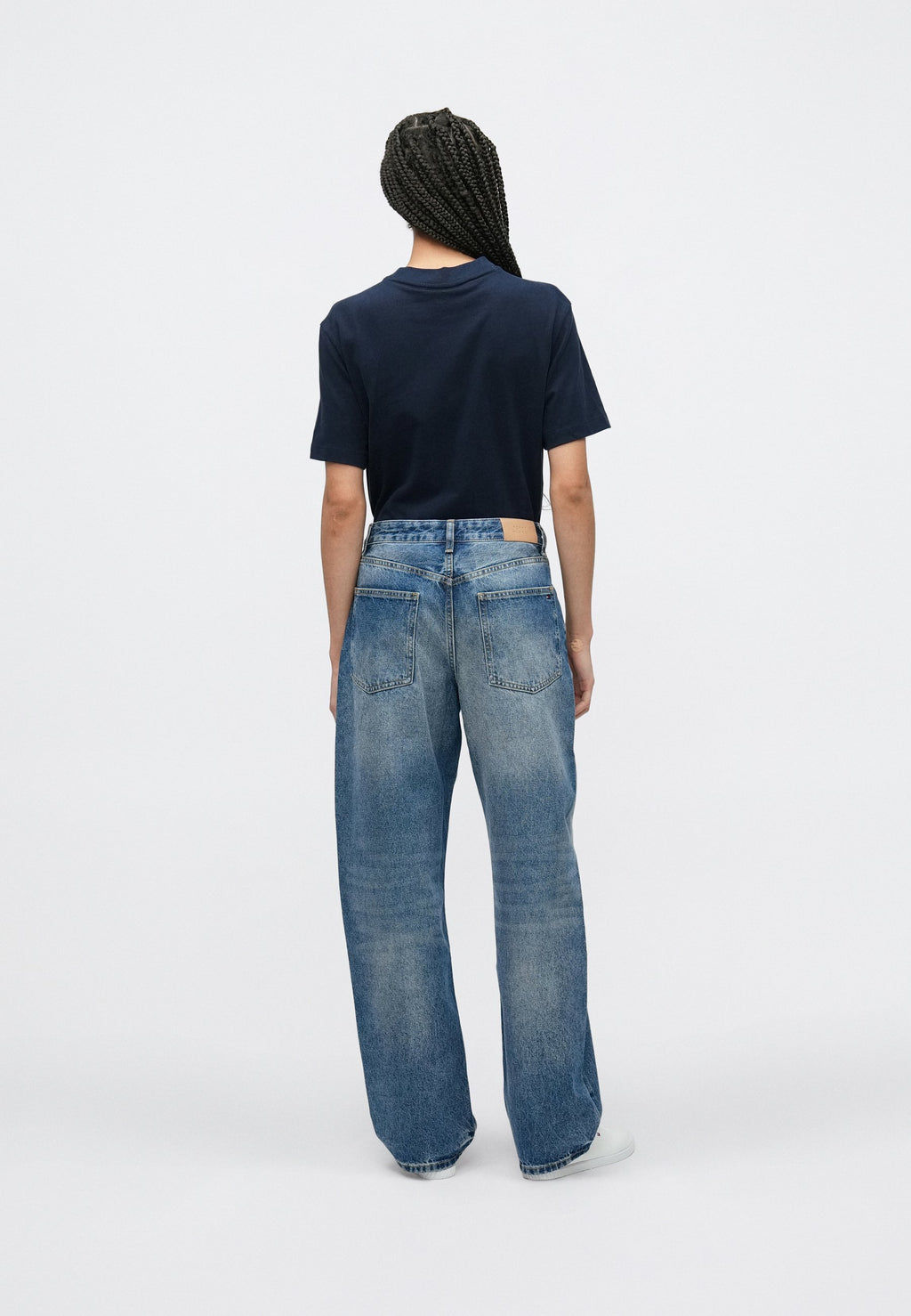 MID RISE TAPERED BARREL LEG JEANS Media 4