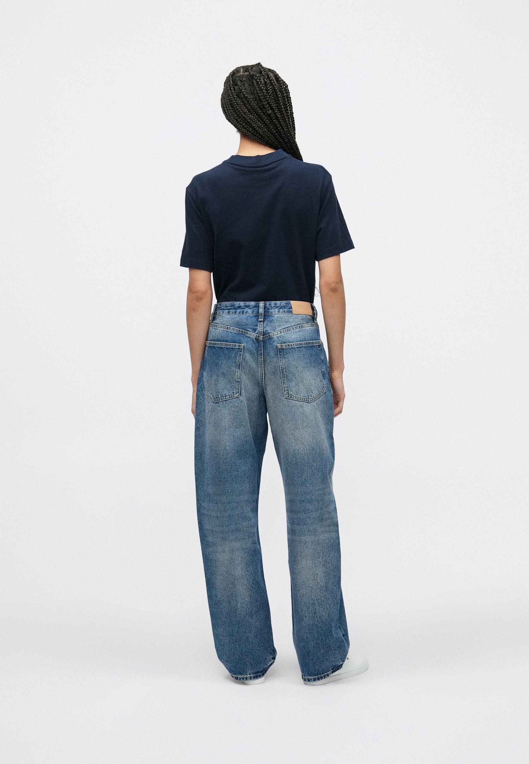 MID RISE TAPERED BARREL LEG JEANS Media 4