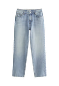 Hellblaue Denim-Jeans mit geradem Bein, hoher Taille und dezenten Verblassungen. Verfügt über einen Knopfverschluss und die typisch fünf Taschen.