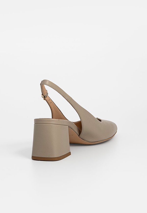 AIGNER COURTNEY