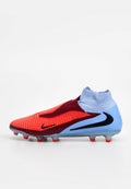 Fußballschuh mit einem Farbverlauf aus Rot und Blau, einer strukturierten Oberseite, schwarzen Akzenten und einem hohen Kragen für Knöchelhilfe.