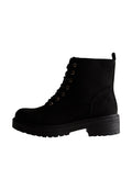 Schwarze Wildleder-Ankle-Boots mit Schnürdesign, runder Zehenpartie und robuster Gummi-Sohle. Mit goldfarbenen Hardware-Details und einer Zuglasche an der Rückseite.