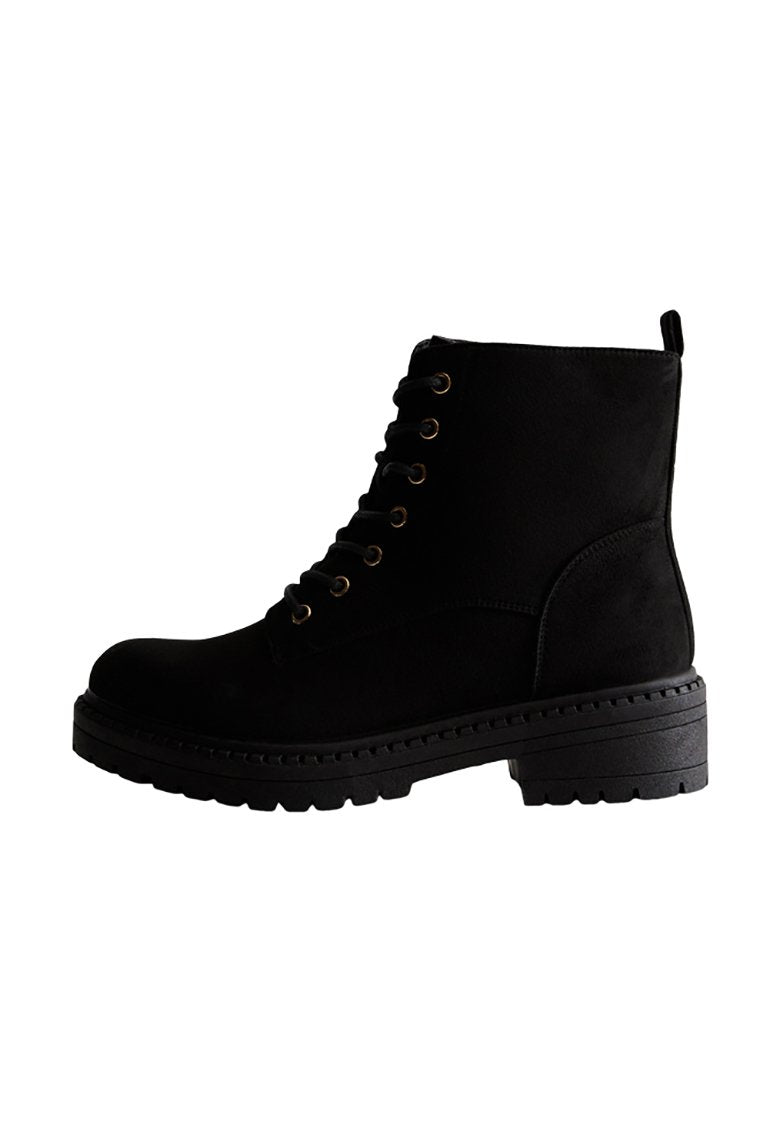 Schwarze Wildleder-Ankle-Boots mit Schnürdesign, runder Zehenpartie und robuster Gummi-Sohle. Mit goldfarbenen Hardware-Details und einer Zuglasche an der Rückseite.