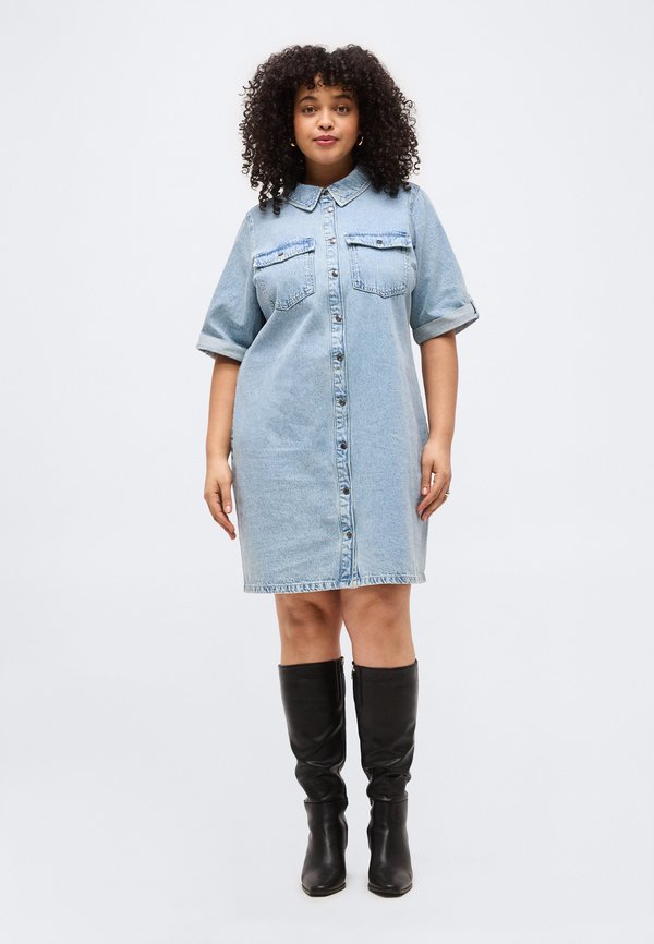 Vero Moda Curve Denim VMCJENNIE Short - Denim dress - light blue denim