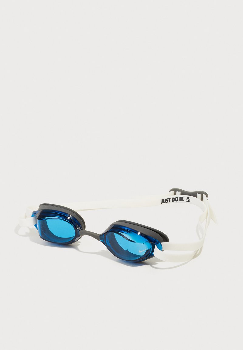 Blaue Schwimmbrille mit einem schwarzen Gummirahmen und einem weißen verstellbaren Strap. Verfügt über gebogene Linsen und feine Details am Strap.