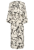 Langes, cremefarbenes Kleid mit schwarzem abstraktem Muster, V-Ausschnitt und Dreiviertelärmeln. Mit einem passenden Gürtel zur Taillierung.